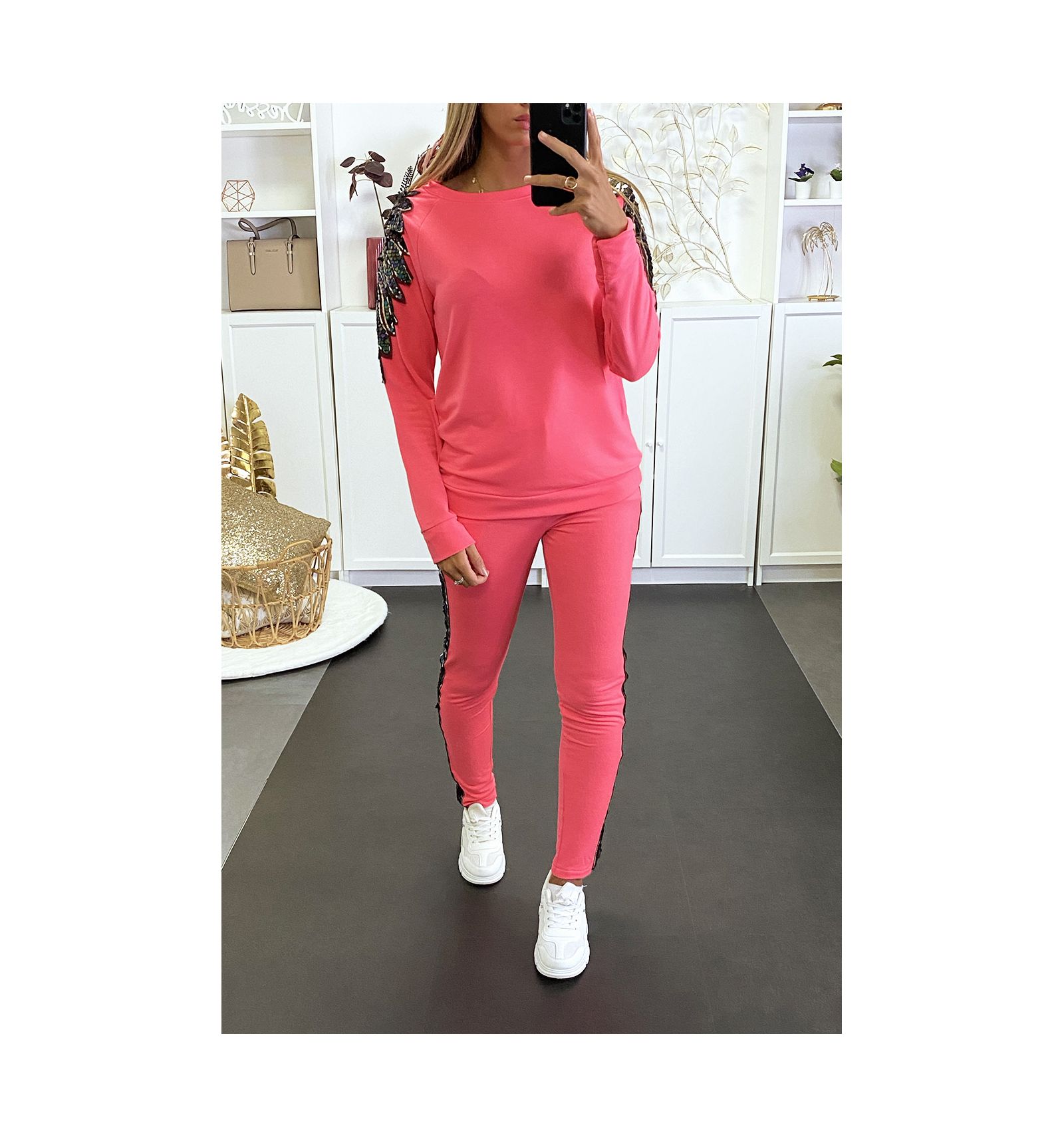 Ensemble Jogging Fuchsia Avec Strass Au Paules Et Sur Les C T S Mode Femme