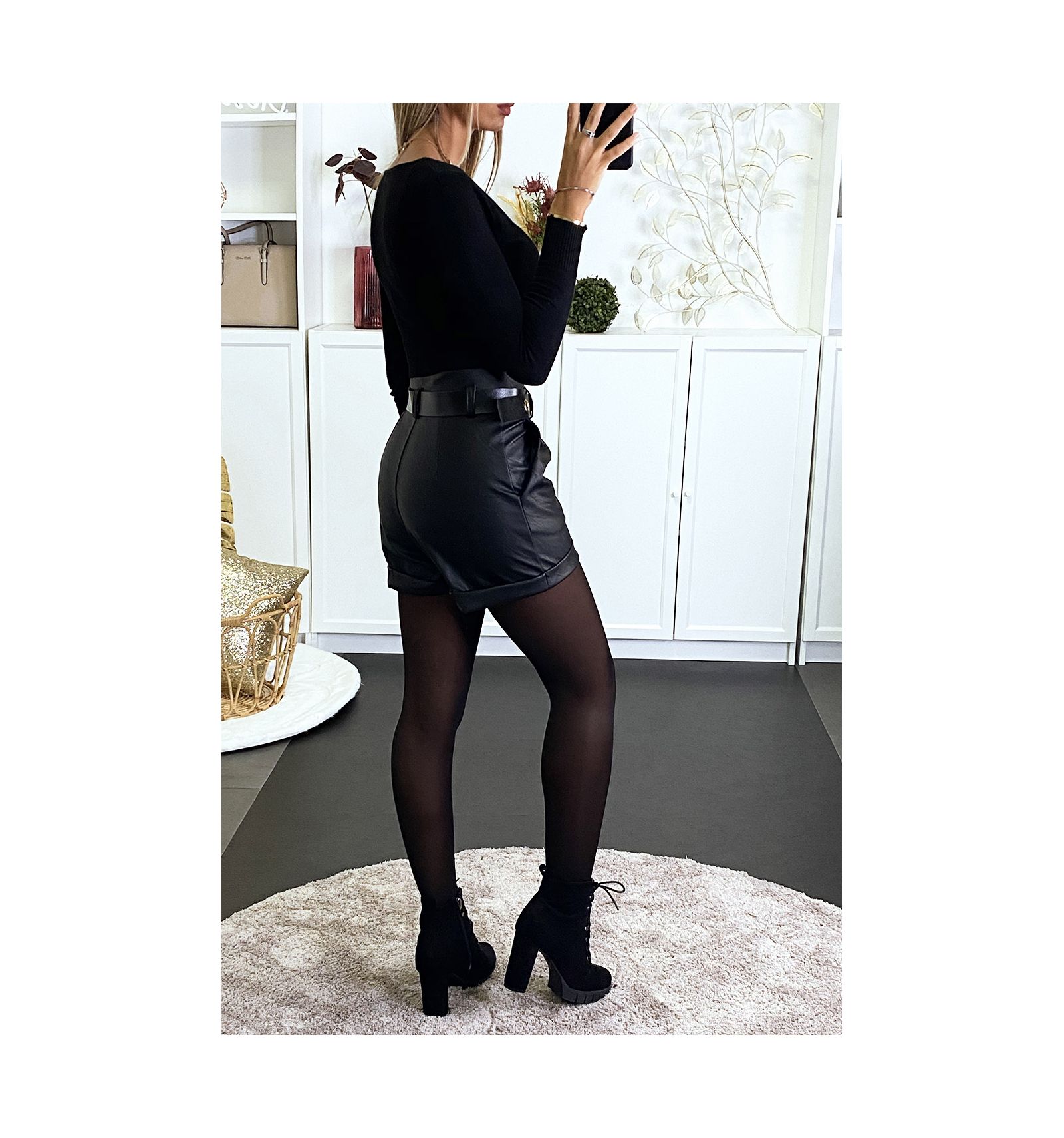 Short Noir Taille Haute En Simili Avec Ceinture Poches Et Plis L Avant