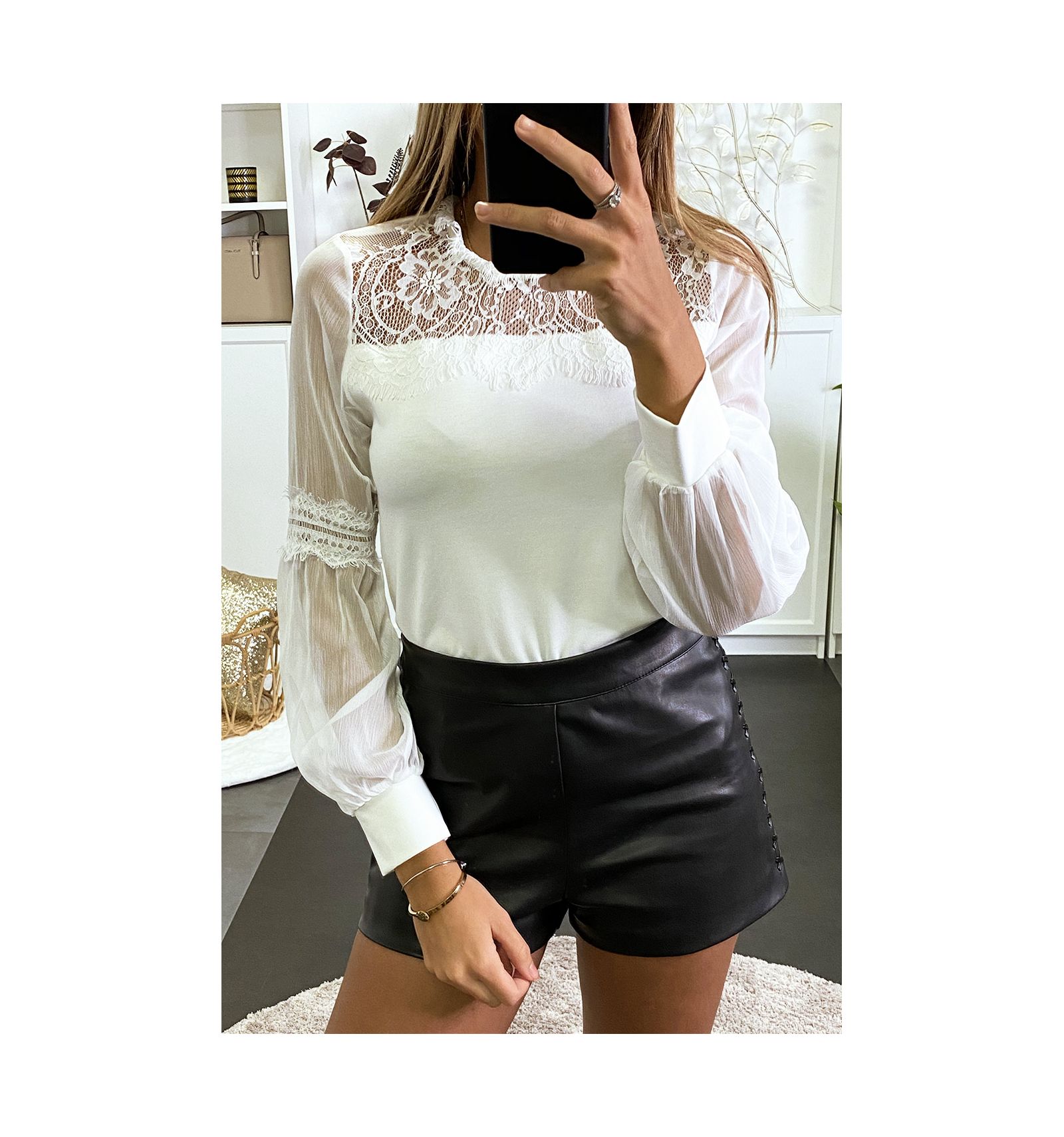  Blouse  blanche   dentelle et manches  bouffantes  