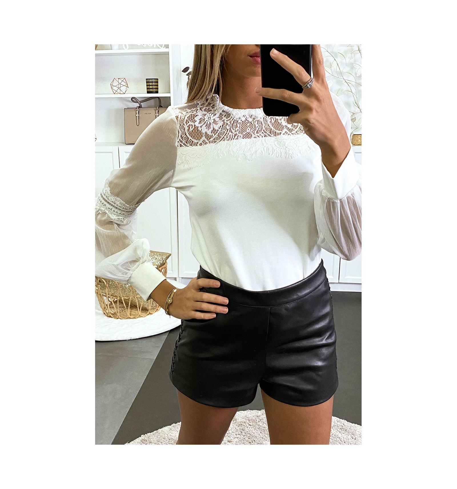  Blouse  blanche   dentelle et manches  bouffantes  