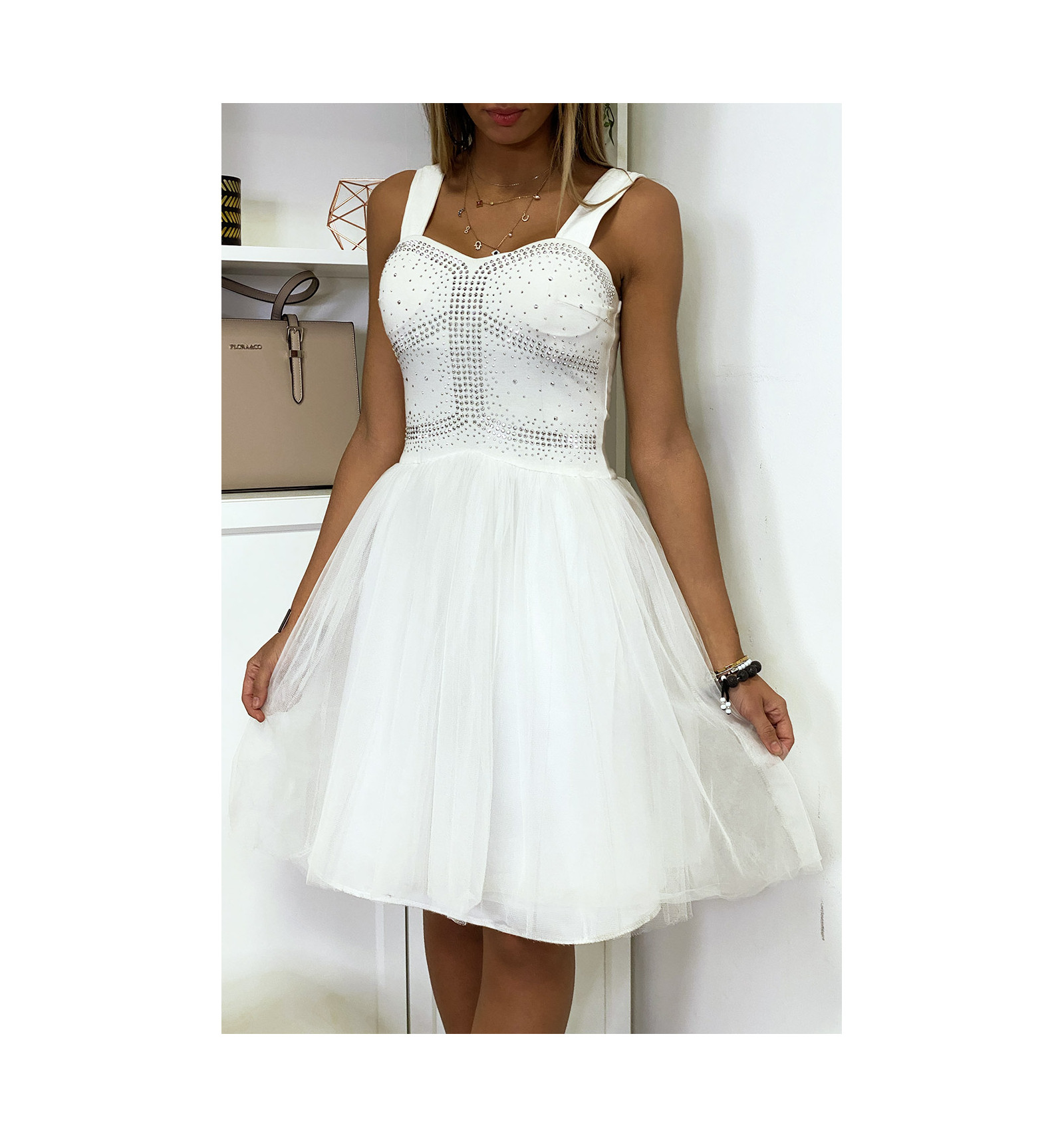  Robe  blanche   bretelle avec strass et tulle  vas  Robe  