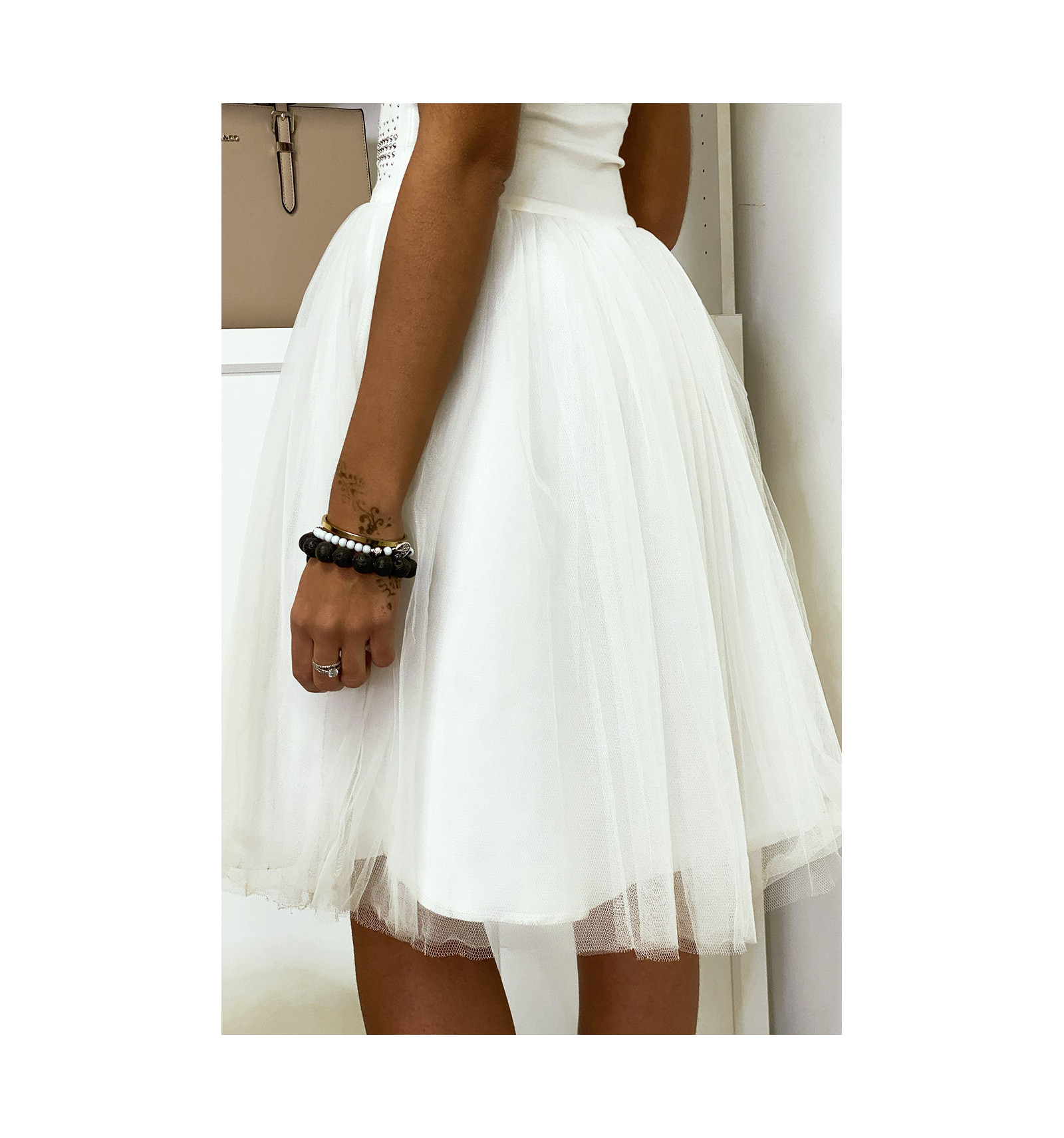 Robe blanche à bretelle avec strass et tulle évasé. Robe ...