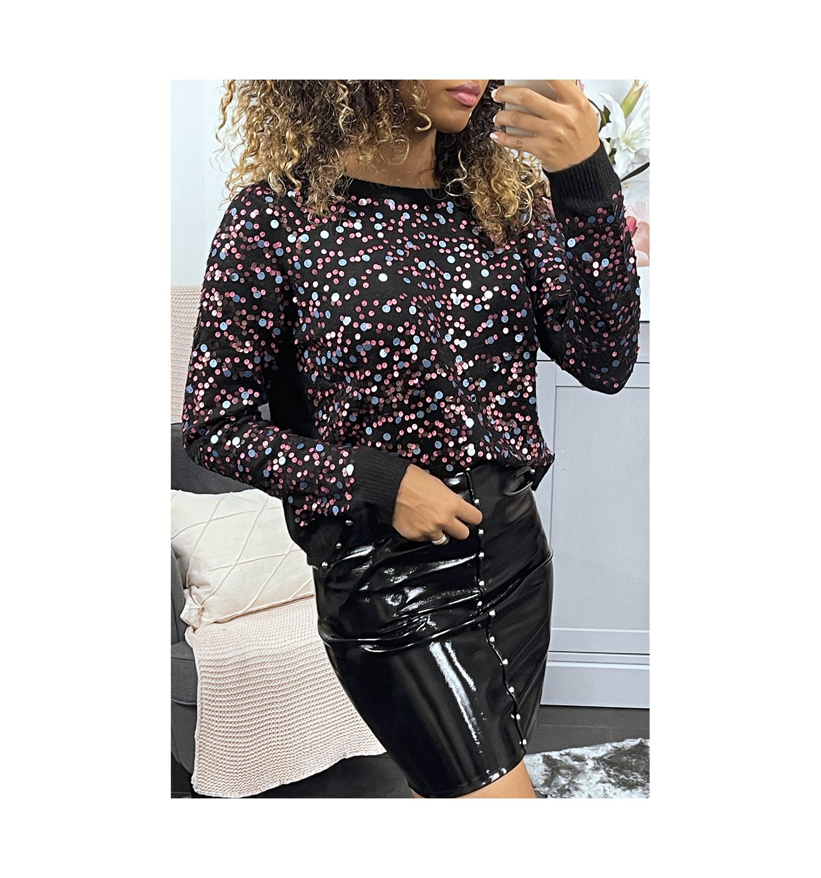 Pull noir duveteux à sequin sur tout l'avant et les manches