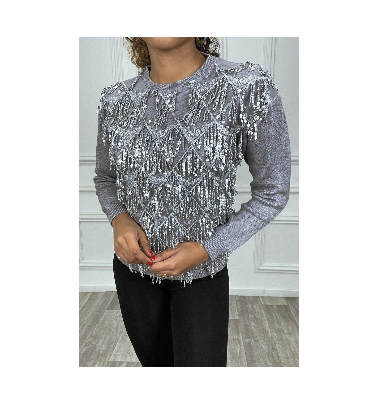 Pull gris à frange en sequin sur le devant