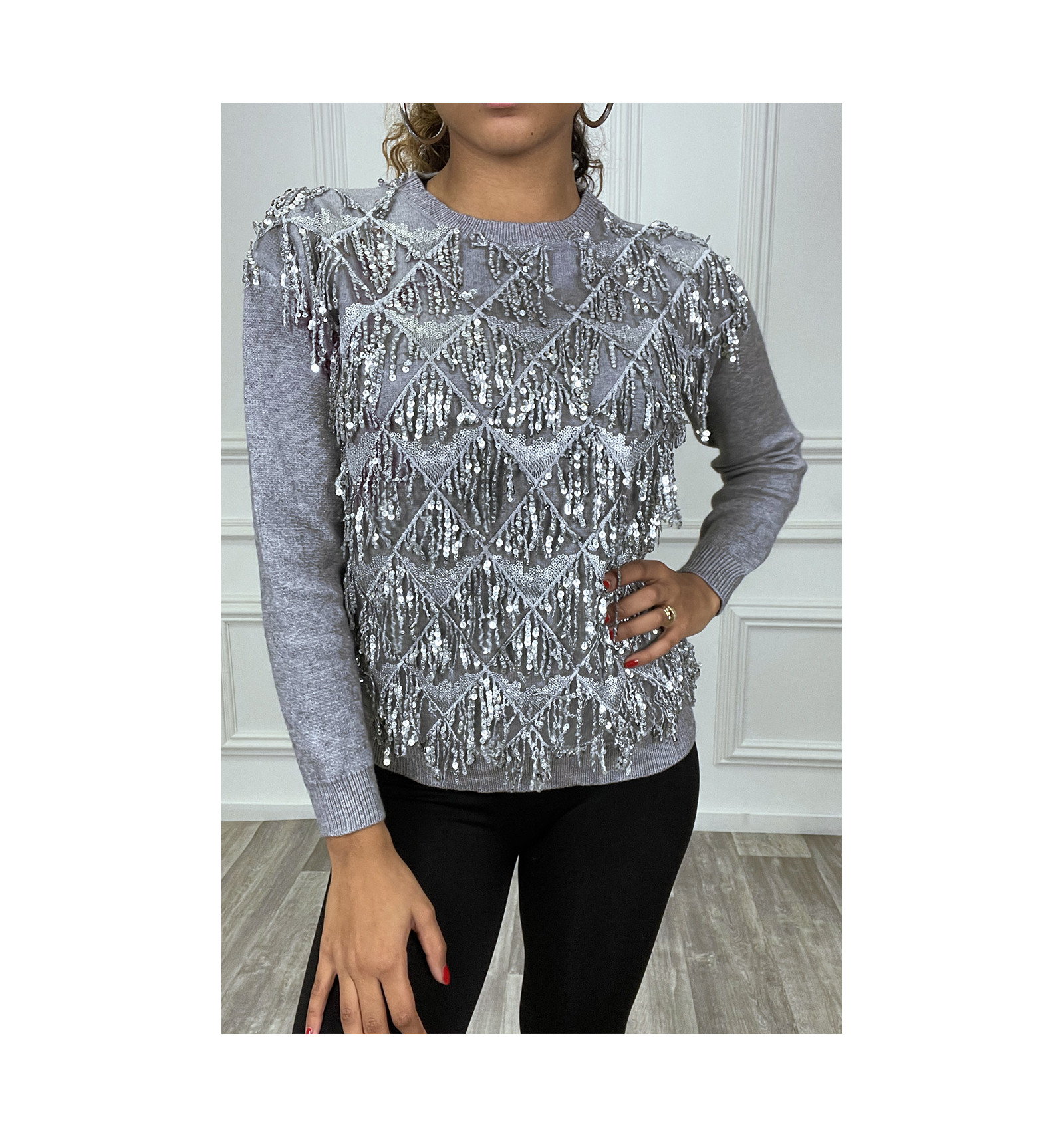 Pull gris à frange en sequin sur le devant