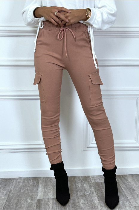 Pantalon cargo rose avec poches et cordon à la taille ...