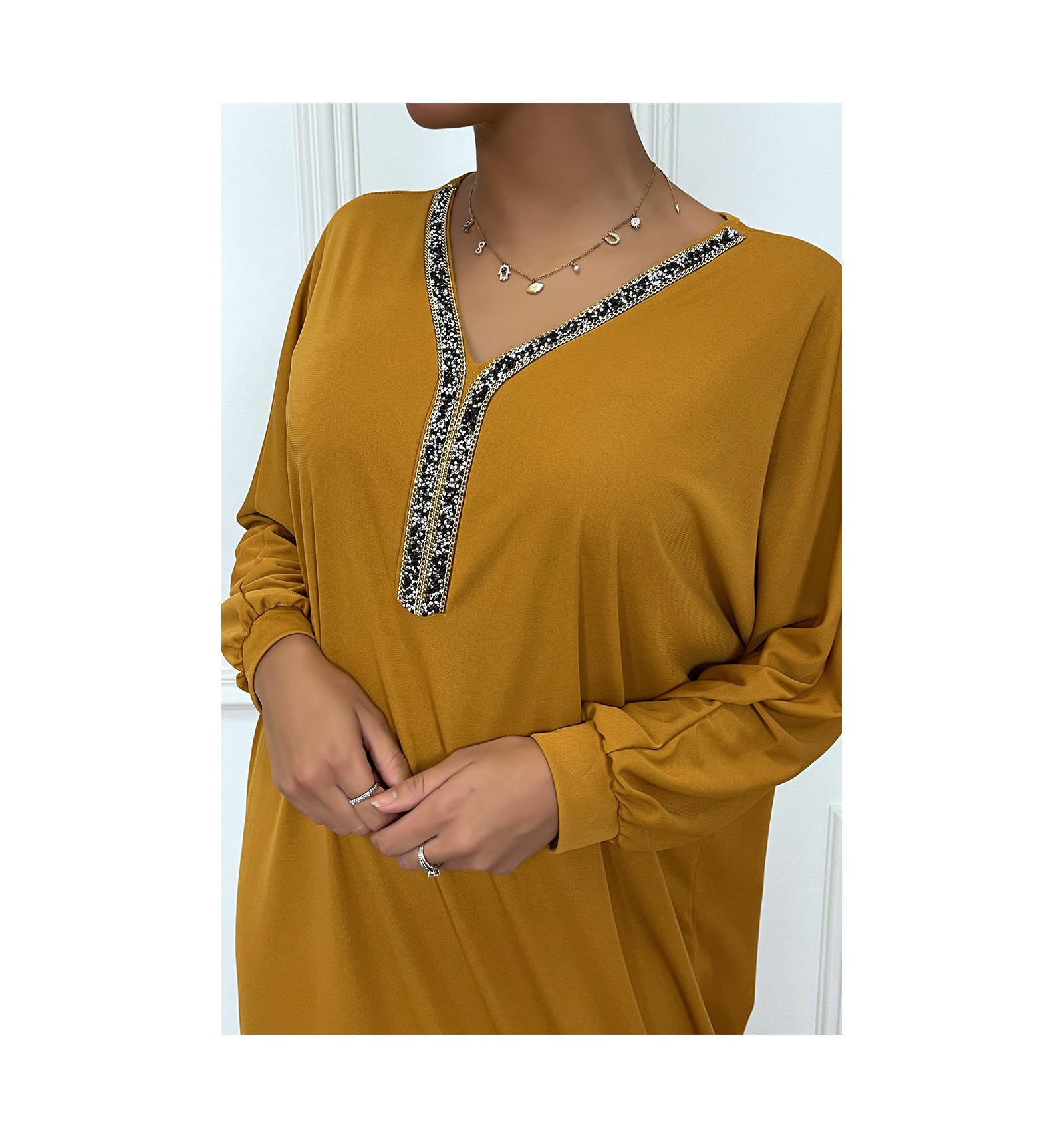  Abaya  moutarde   encolure de strass et manches longues