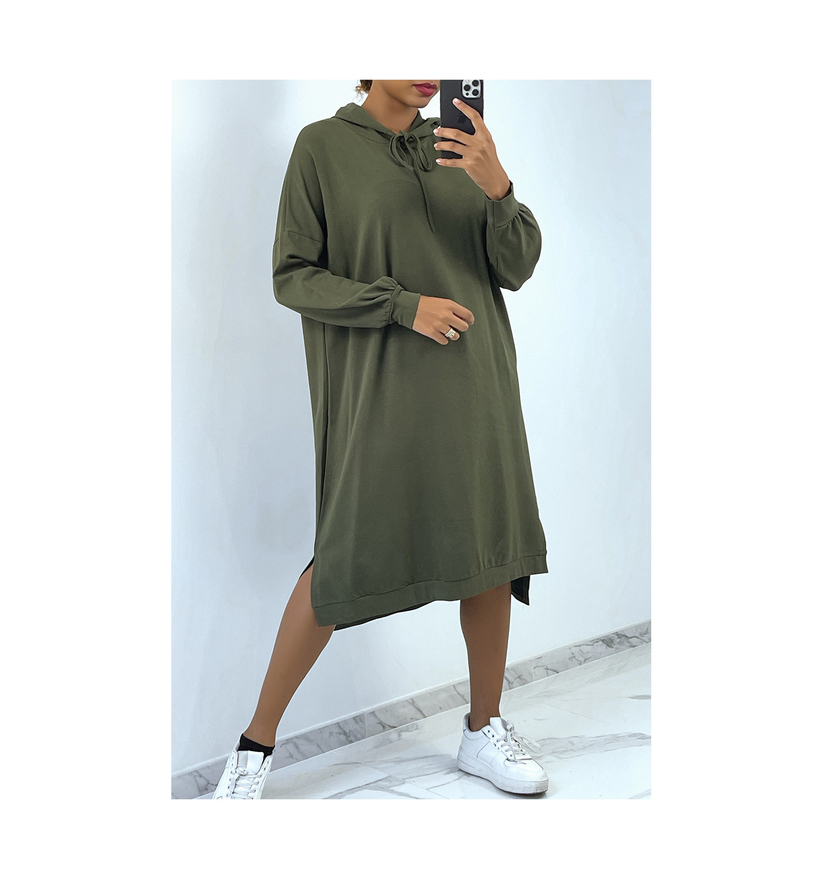 Longue robe sweat over size en kaki avec capuche. Vêtement mode femme