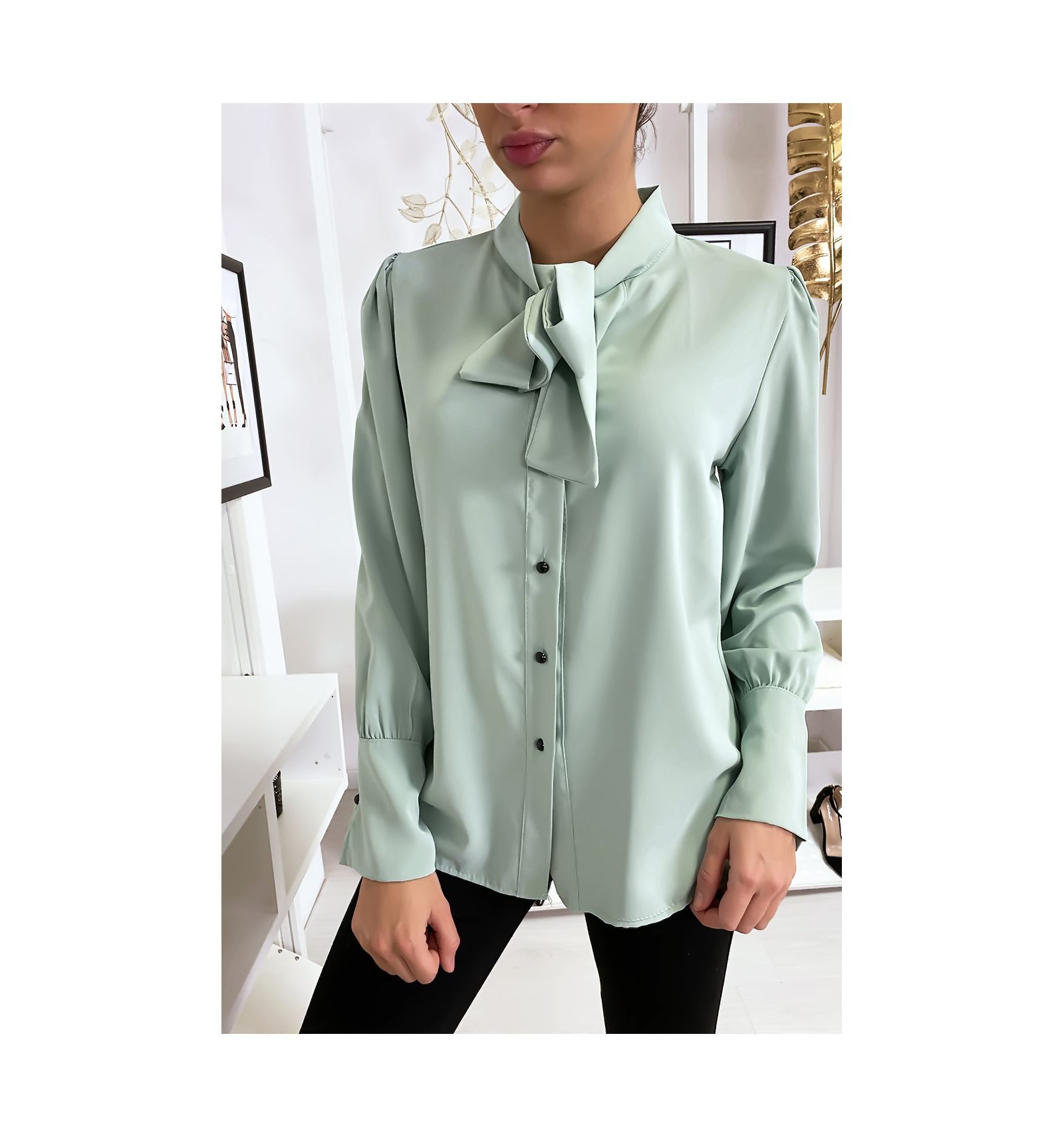 Blouse vert d'eau à col lavallière