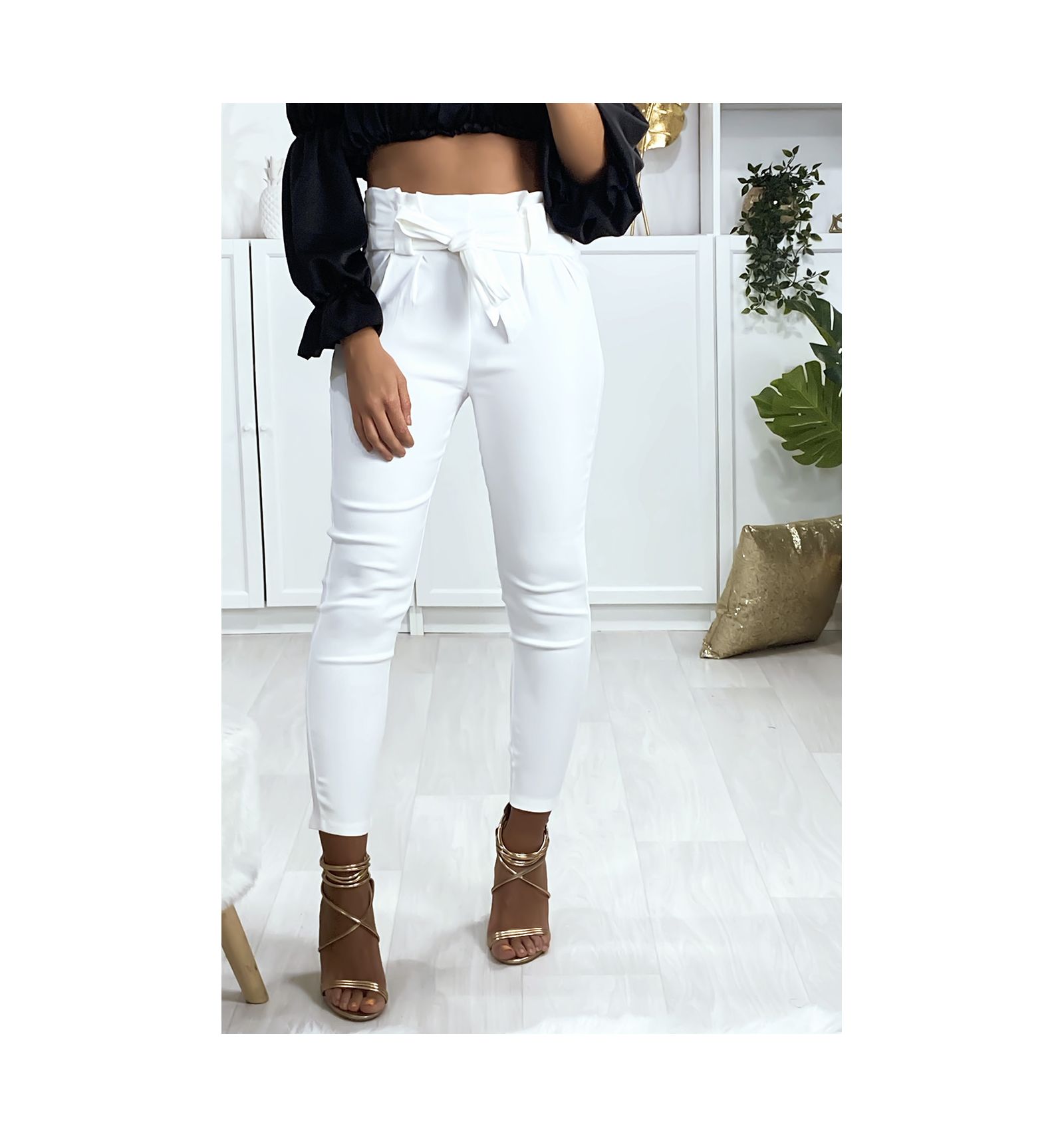 Pantalon cigarette blanc avec ceinture et plis