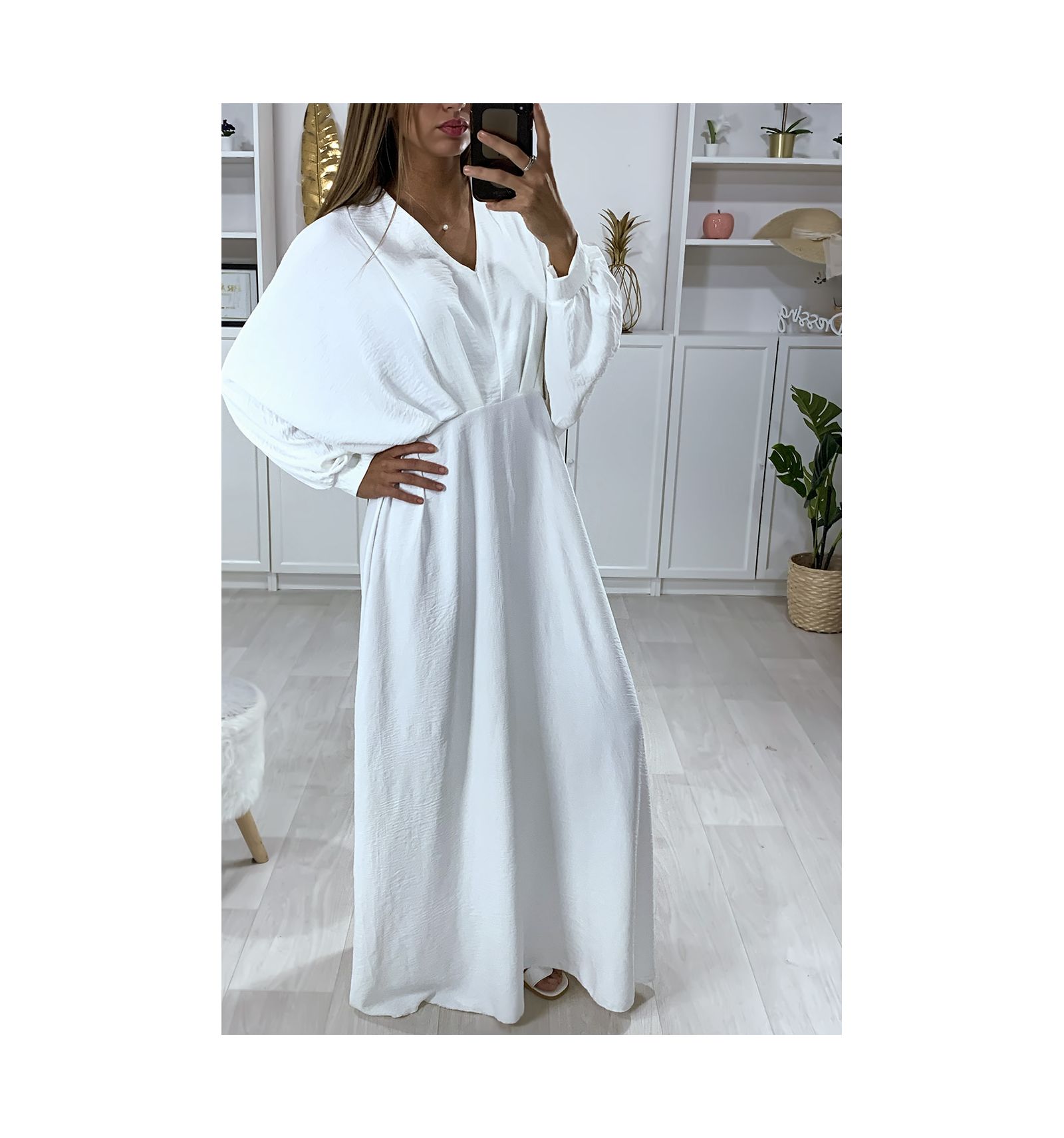 Longue Robe Blanche Manche Chauve Souris Avec Plis A La Taille