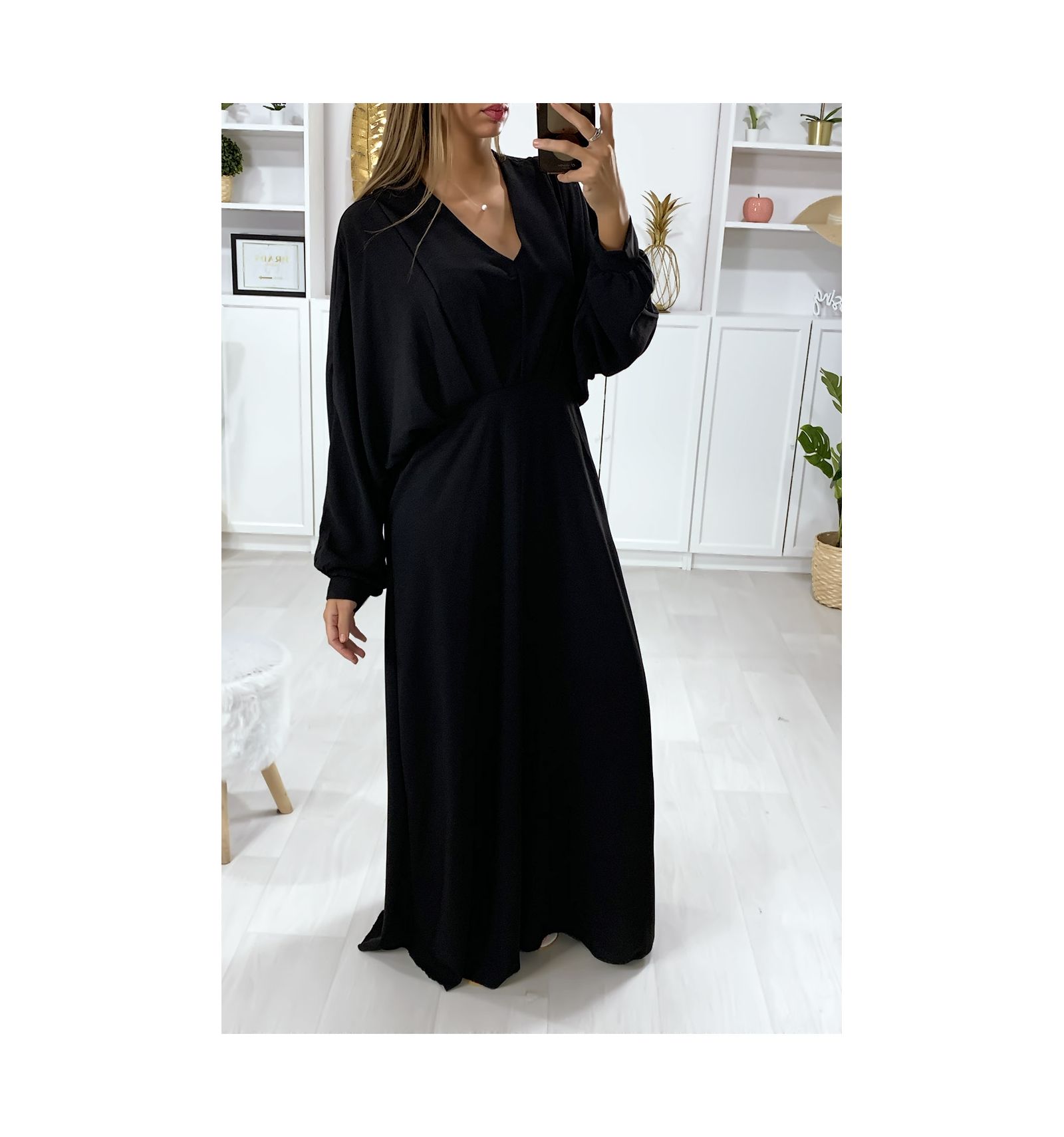 Longue Robe Noire Manche Chauve Souris Avec Plis A La Taille