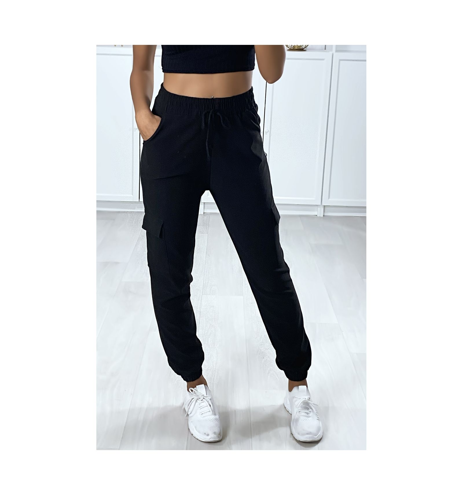 Pantalon jogging noir pour femme avec poches sur les cotés