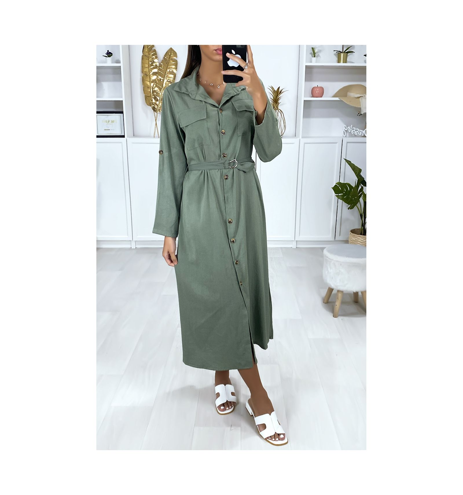 Longue robe chemise kaki boutonnés avec ceinture.