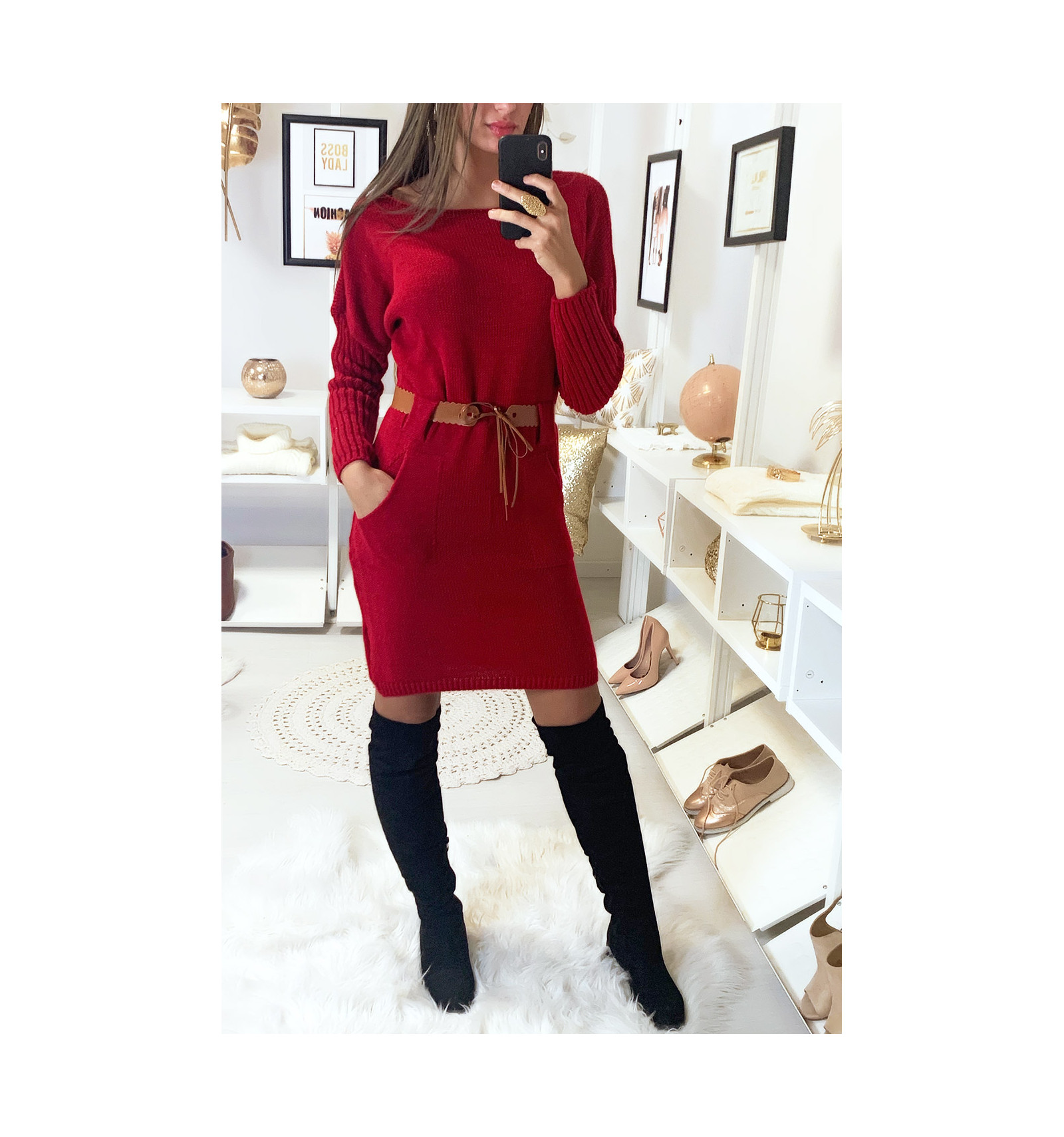 Robe pull rouge avec poche et ceinture camel