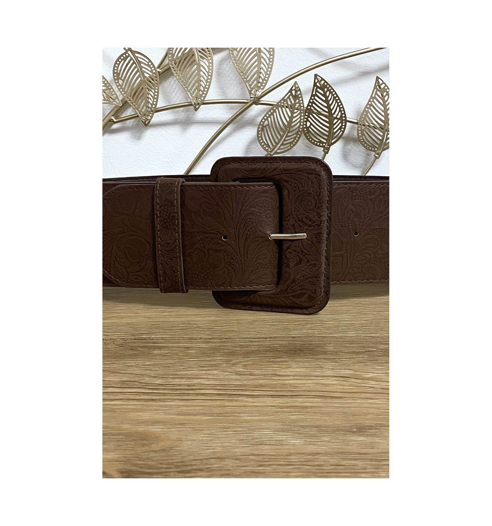 Grosse ceinture marron pour femme avec joli motif. Mode femme