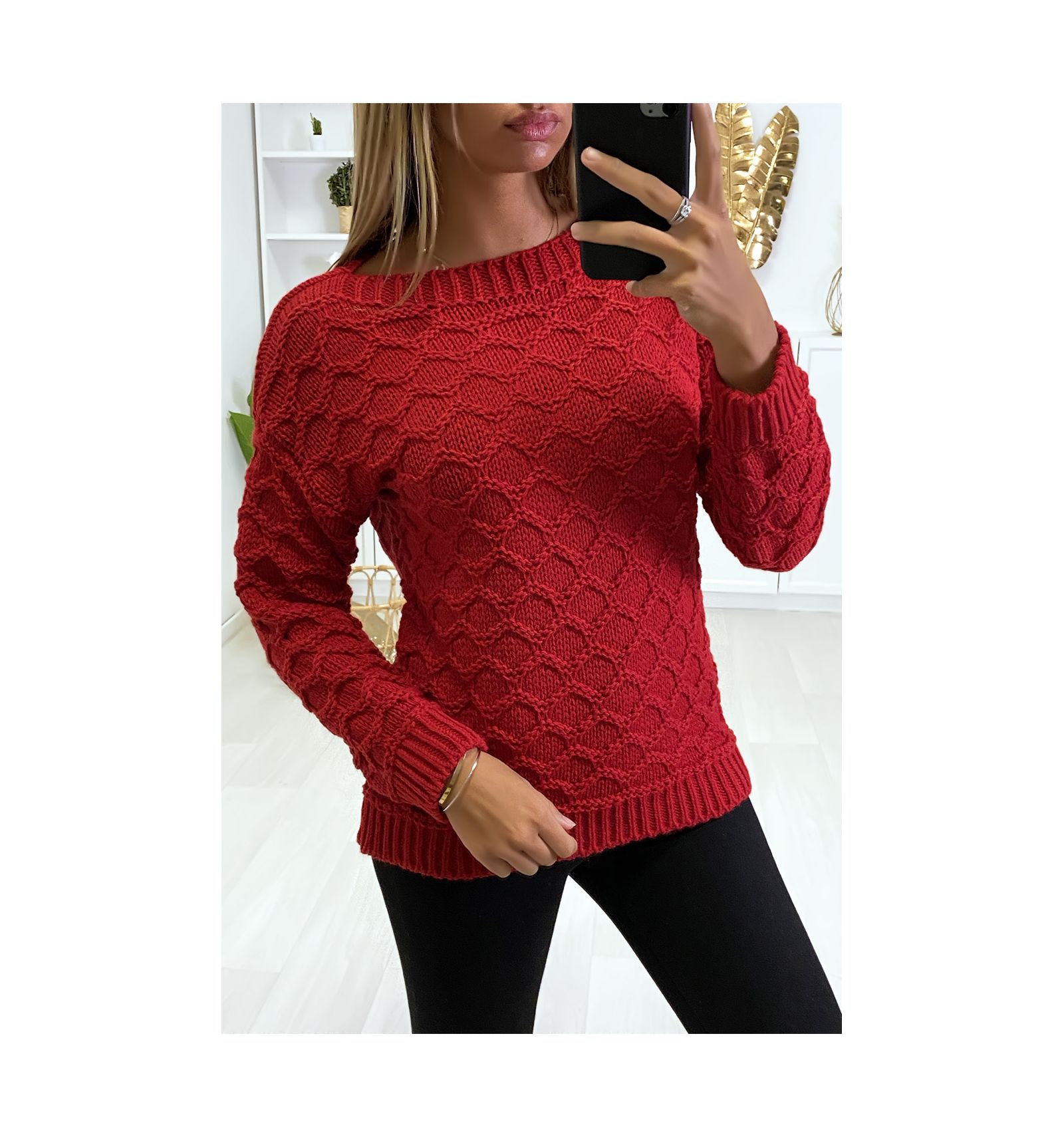 Pull Rouge en laine avec maille torsadée à col bateau.