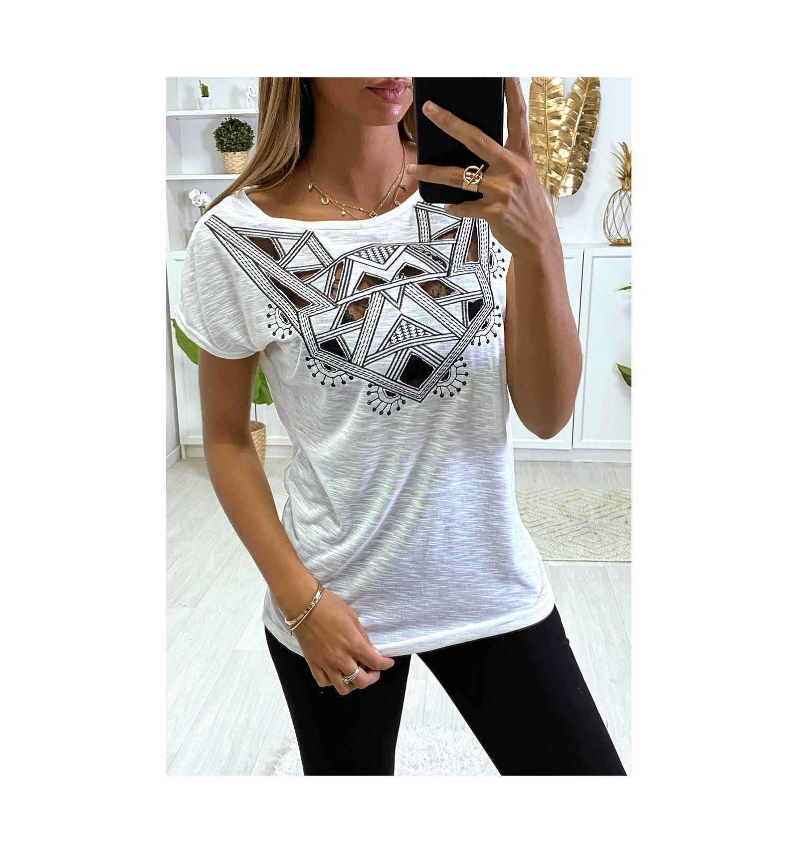  T  shirt  blanc  pour femme avec broderie et dentelle  au buste 